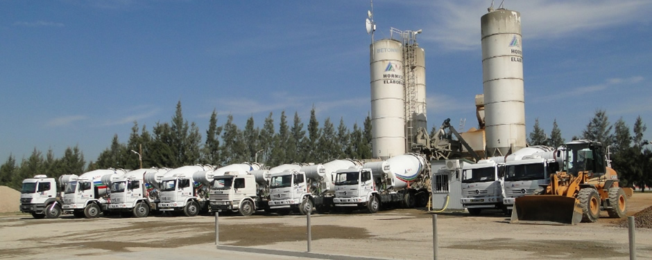 Con una flota de 9 camiones hormigoneros adaptados con capacidad de 7 m3 cu, sumado a dos bombas elevadoras, permite rapidez en la entrega