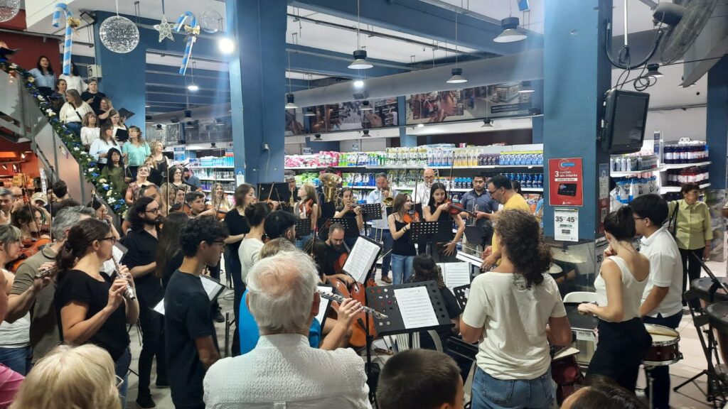 El espíritu navideño se hizo presente en el Hipermercado LAR